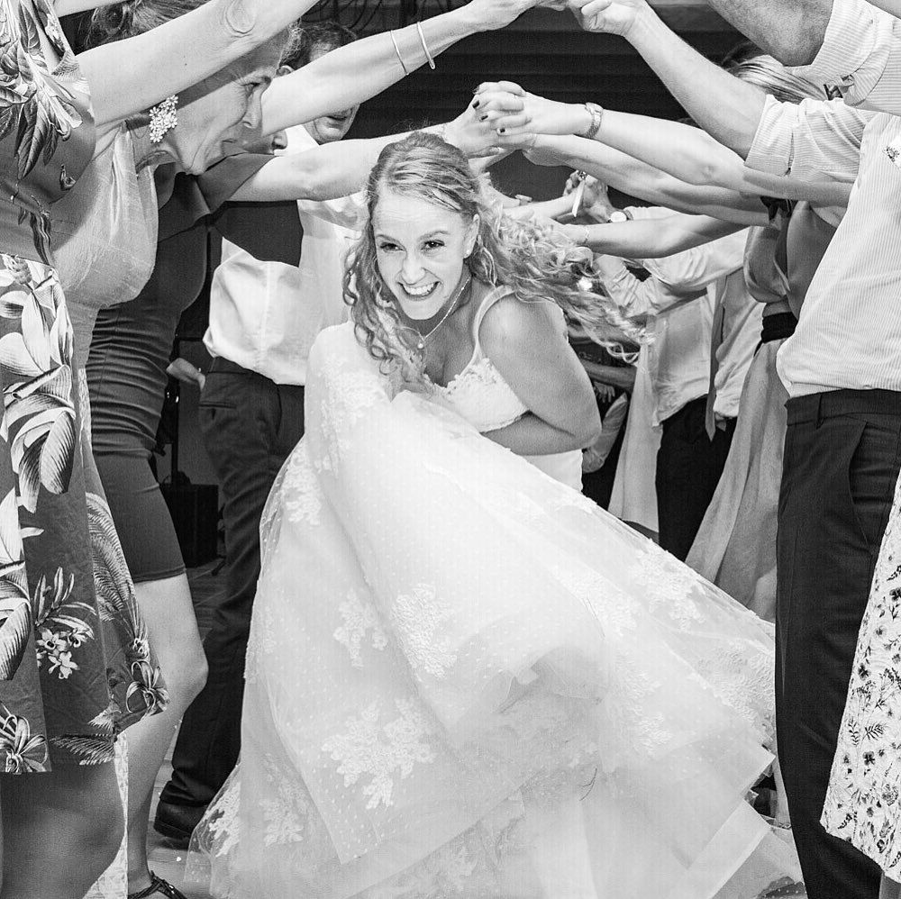 Mariée qui sort de la cérémonie noir et blanc