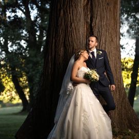 Couple de mariés qui posent devant un arbre