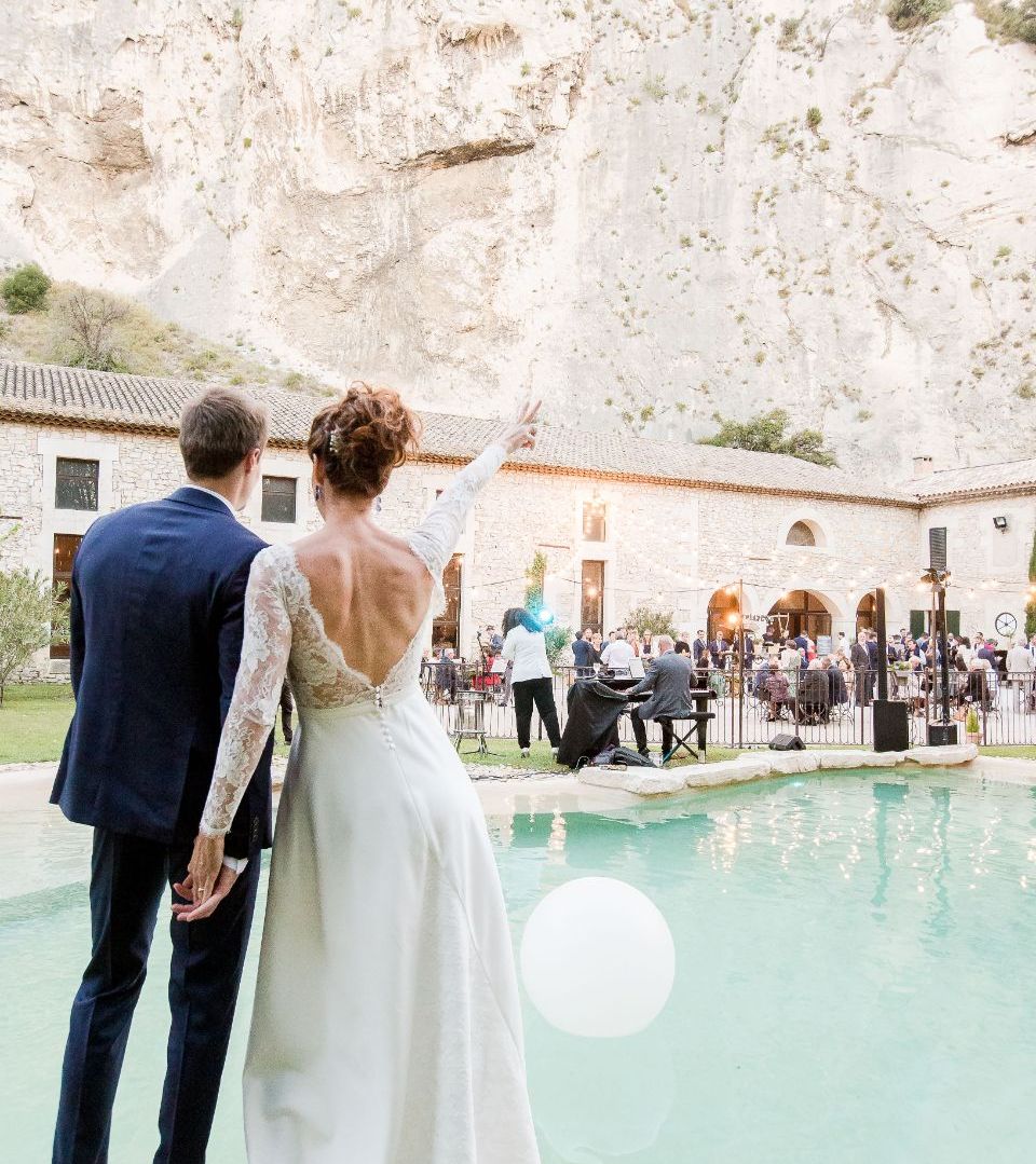 Couple de mariés au bord de la piscine