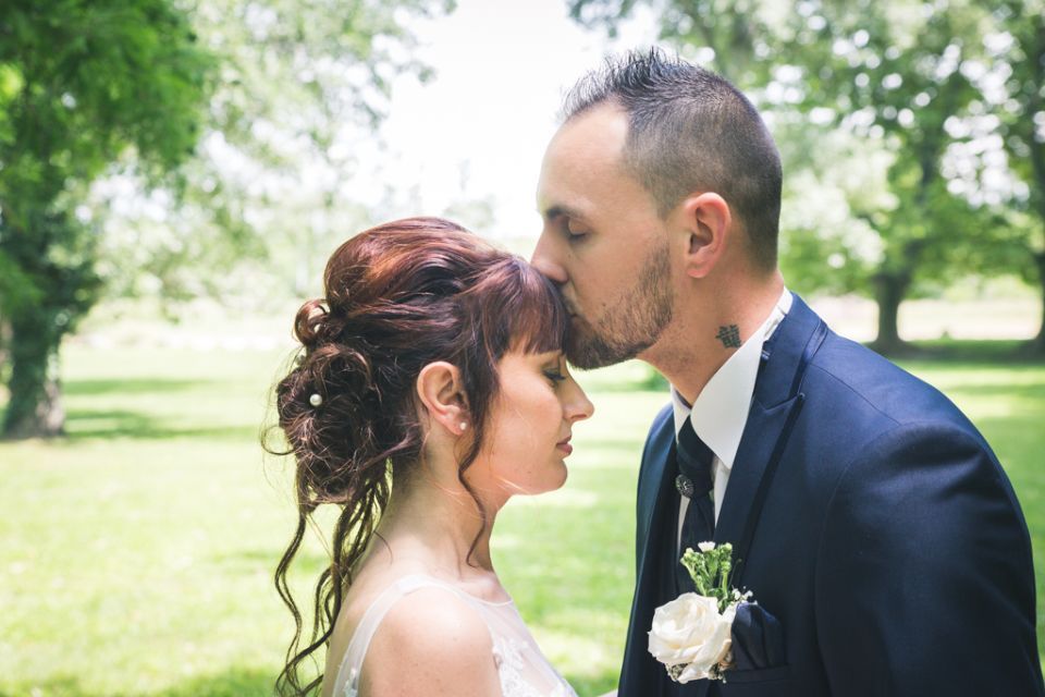 Baiser sur le front mariage