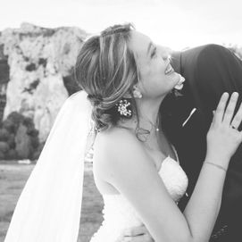 Mariés heureux en noir et blanc