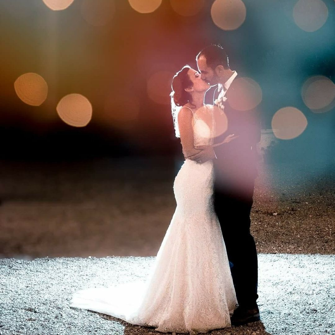Un couple de mariés qui dansent