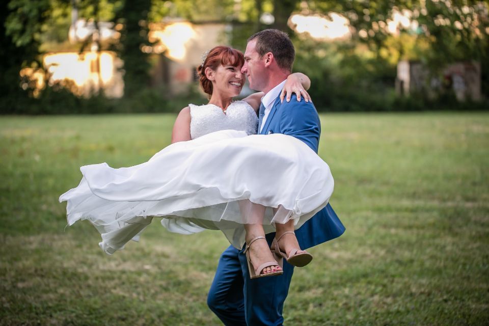 Marié qui porte la mariée