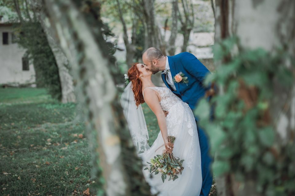 Couple de mariés qui s'embrassent