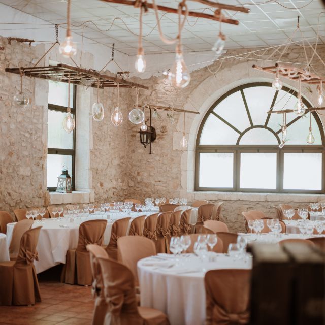 Salle mariage intérieur mur en pierres