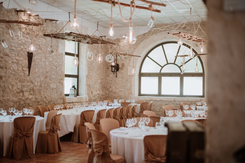 Salle mariage intérieur mur en pierres