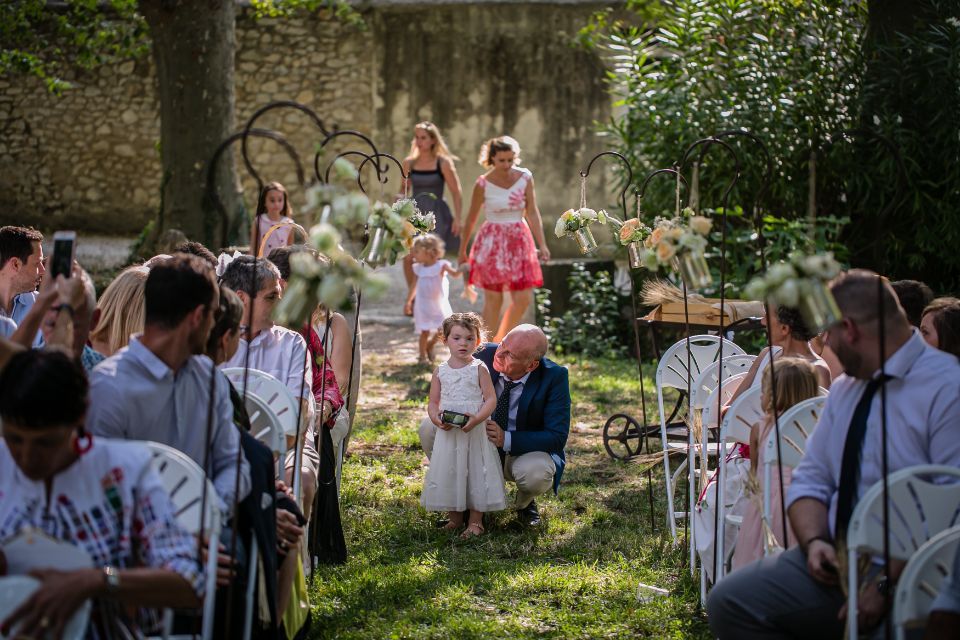 Petite fille qui s'avance dans l’allée mariage