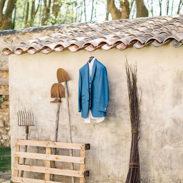 Costume mariage extérieur mur en pierres