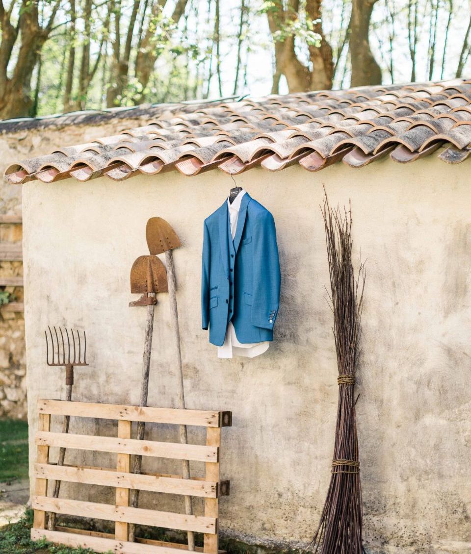 Costume mariage extérieur mur en pierres