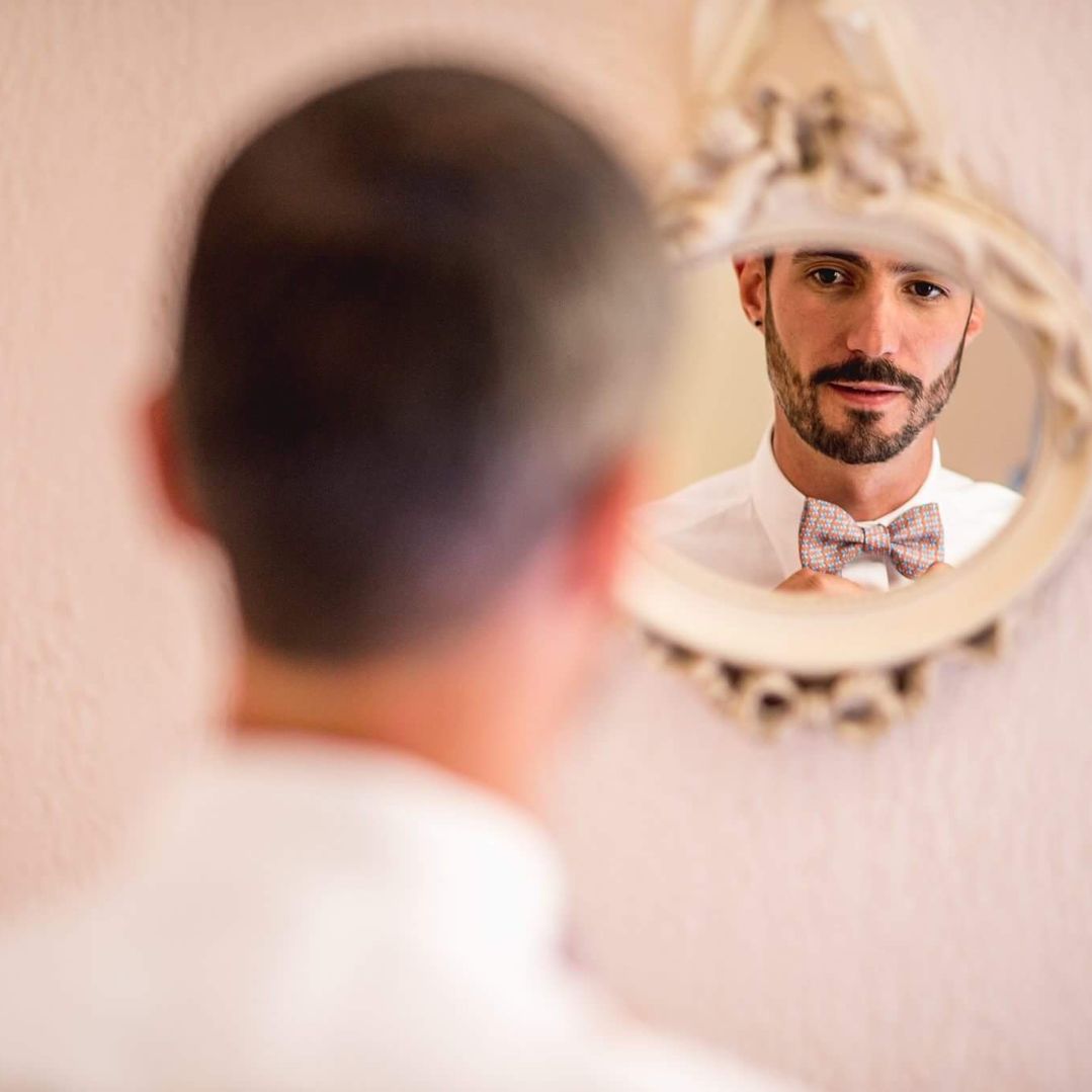 Un marié qui se regarde dans un miroir