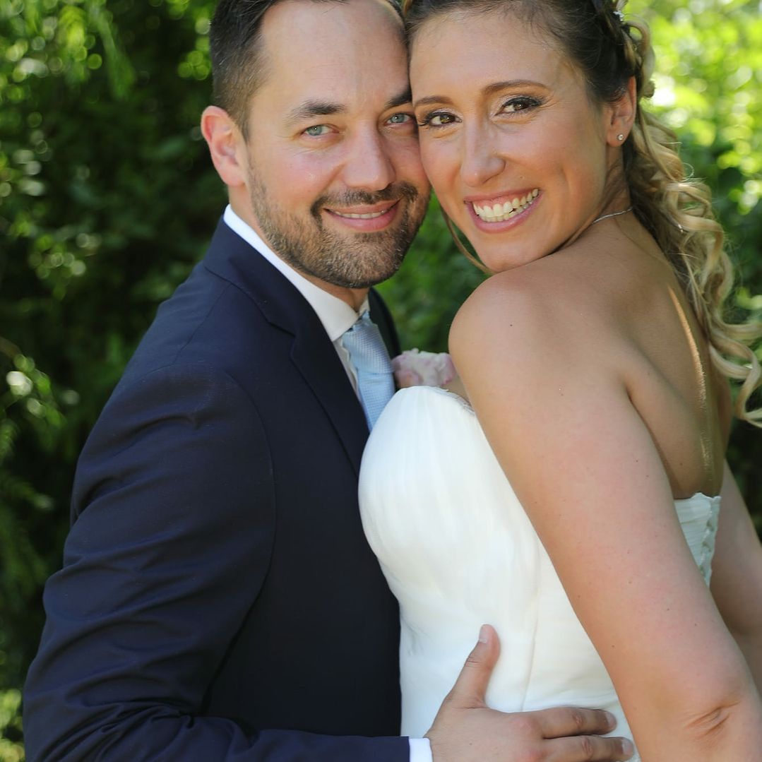 Couple de mariés pose extérieur
